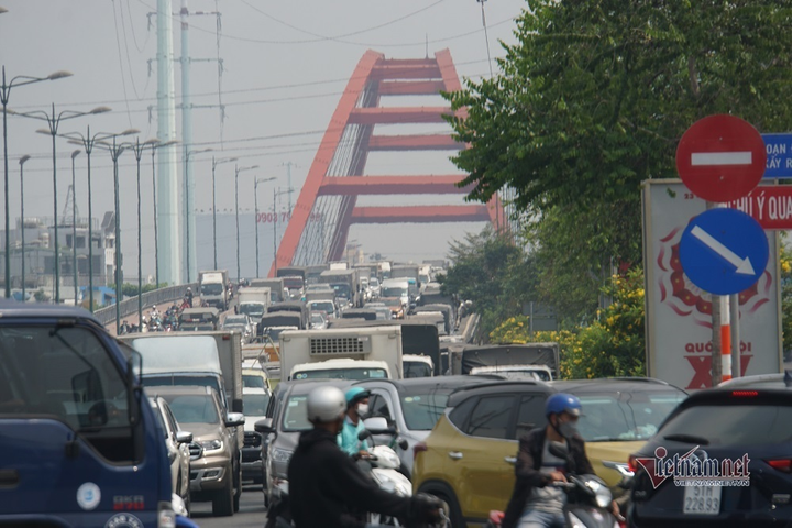 Ô tô dàn hàng kẹt cứng đường ra bến xe Miền Đông, sân bay Tân Sơn Nhất - 4