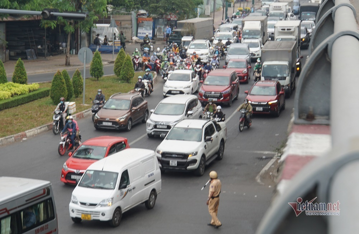 Ô tô dàn hàng kẹt cứng đường ra bến xe Miền Đông, sân bay Tân Sơn Nhất - 3