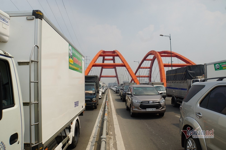 Ô tô dàn hàng kẹt cứng đường ra bến xe Miền Đông, sân bay Tân Sơn Nhất - 8