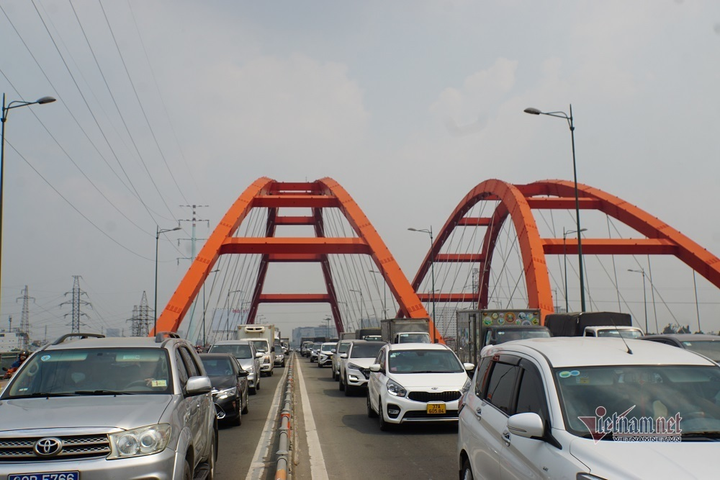 Ô tô dàn hàng kẹt cứng đường ra bến xe Miền Đông, sân bay Tân Sơn Nhất - 9