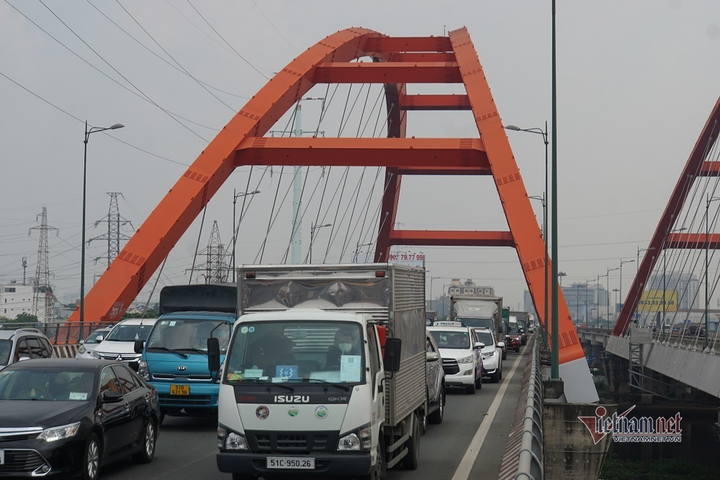 Ô tô dàn hàng kẹt cứng đường ra bến xe Miền Đông, sân bay Tân Sơn Nhất - 10