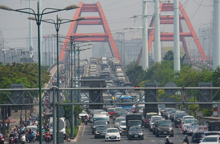 Ô tô dàn hàng kẹt cứng đường ra bến xe Miền Đông, sân bay Tân Sơn Nhất - 5