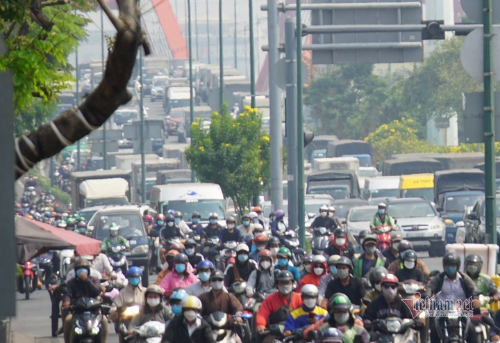 Ô tô dàn hàng kẹt cứng đường ra bến xe Miền Đông, sân bay Tân Sơn Nhất - 6