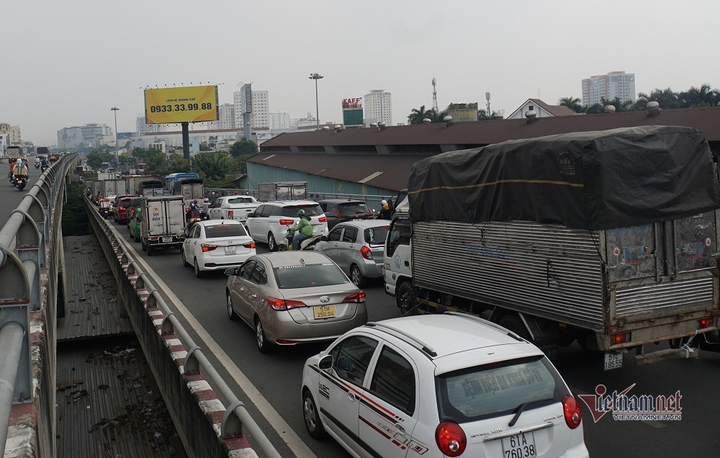 Ô tô dàn hàng kẹt cứng đường ra bến xe Miền Đông, sân bay Tân Sơn Nhất - 12