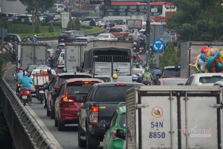 Ô tô dàn hàng kẹt cứng đường ra bến xe Miền Đông, sân bay Tân Sơn Nhất - 13
