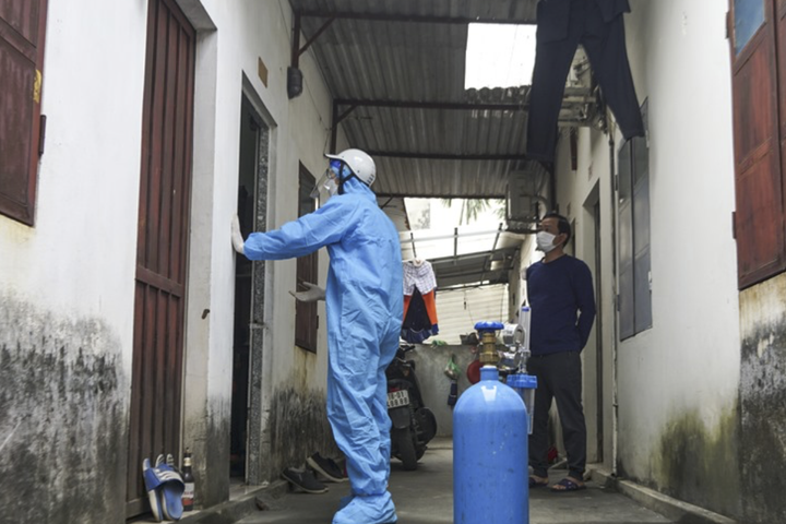 Những 'chiến sĩ áo xanh' thầm lặng chiến đấu chống COVID-19 - 2