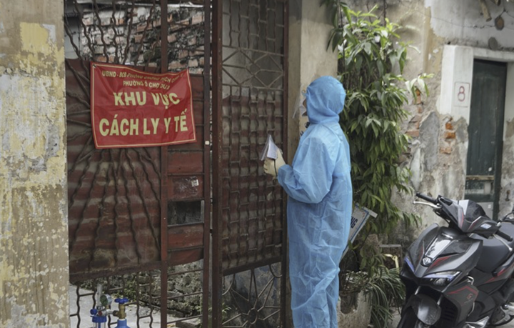 Những 'chiến sĩ áo xanh' thầm lặng chiến đấu chống COVID-19 - 1