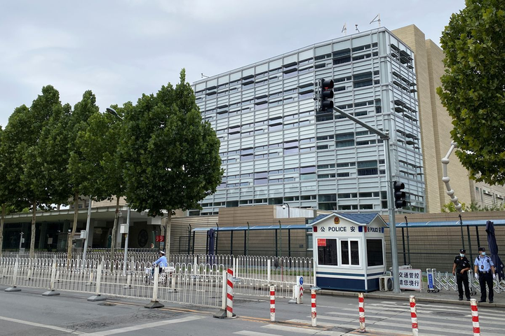 Mỹ xem xét rút nhân viên đại sứ quán tại Trung Quốc vì quy định COVID-19 - 1