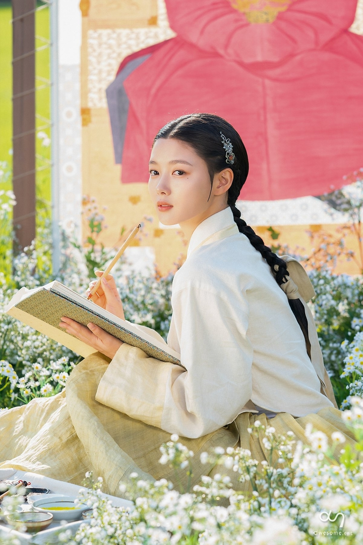 Đầu năm ngắm 4 mỹ nhân mặc Hanbok đẹp nhất xứ Hàn: Ai làm bạn xao xuyến nhất? - 2