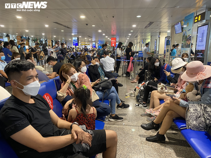 Ảnh: Hành khách vạ vật ở sân bay Tân Sơn Nhất vì máy bay bị trễ chuyến - 8