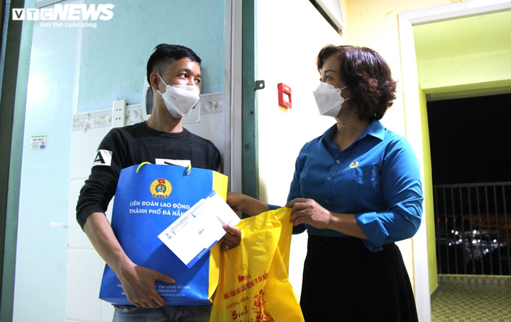 Người bán vé số, công nhân xa quê nặng trĩu ưu tư vì vắng Tết đoàn viên - 1