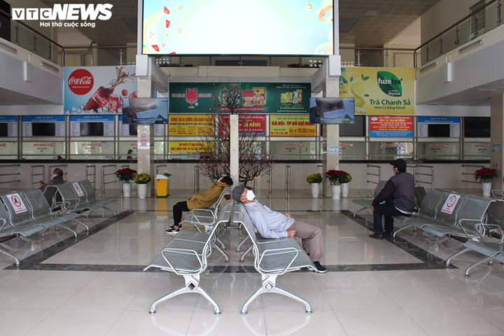 Ảnh: Bến xe Hà Nội 'vắng tanh như chùa Bà Đanh', hành khách ung dung nằm ngủ - 9