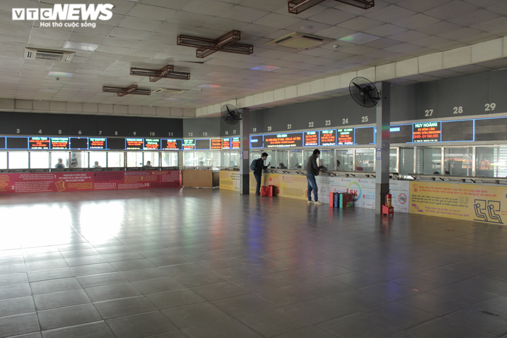 Ảnh: Bến xe Hà Nội 'vắng tanh như chùa Bà Đanh', hành khách ung dung nằm ngủ - 1