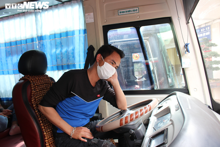 Ảnh: Bến xe Hà Nội 'vắng tanh như chùa Bà Đanh', hành khách ung dung nằm ngủ - 16