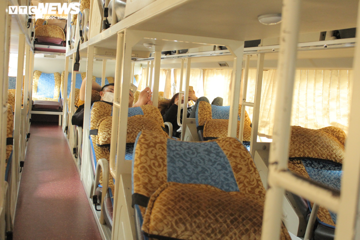 Ảnh: Bến xe Hà Nội 'vắng tanh như chùa Bà Đanh', hành khách ung dung nằm ngủ - 7