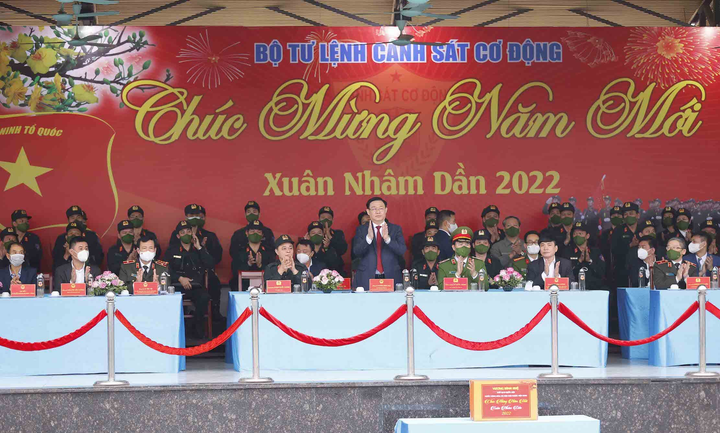 Ảnh: Chủ tịch Quốc hội chúc Tết, kiểm tra công tác ứng trực của Cảnh sát Cơ động - 4