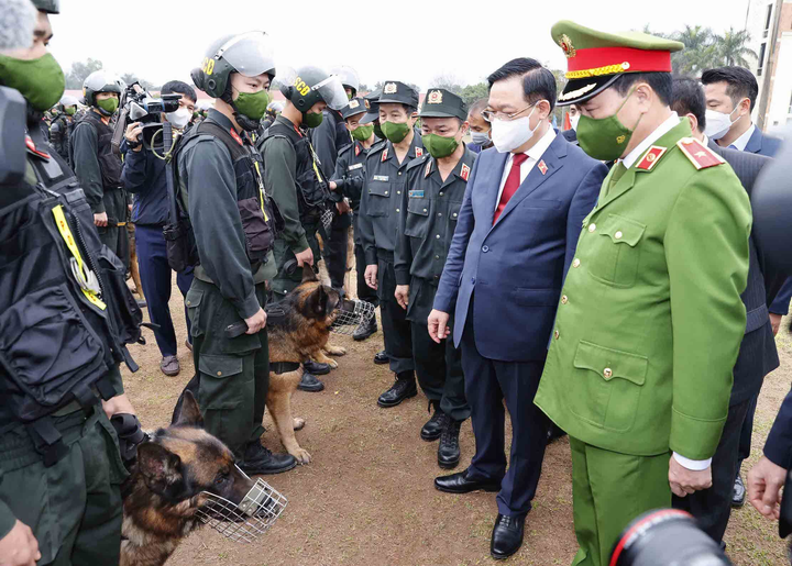 Ảnh: Chủ tịch Quốc hội chúc Tết, kiểm tra công tác ứng trực của Cảnh sát Cơ động - 7