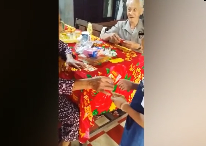 Đoạn clip con cháu lần lượt quỳ lạy ông bà ngày đầu năm theo tục xưa gây xôn xao - 4