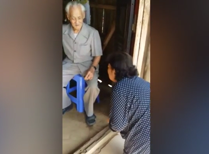 Đoạn clip con cháu lần lượt quỳ lạy ông bà ngày đầu năm theo tục xưa gây xôn xao - 2