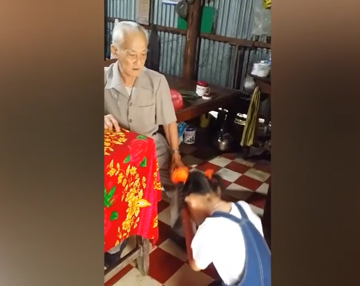 Đoạn clip con cháu lần lượt quỳ lạy ông bà ngày đầu năm theo tục xưa gây xôn xao - 3