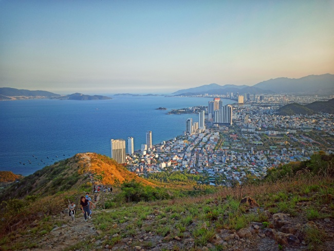 Nha Trang đâu chỉ có biển, bật mí tọa độ đẹp xuất sắc ngắm trọn thành phố về đêm - 3