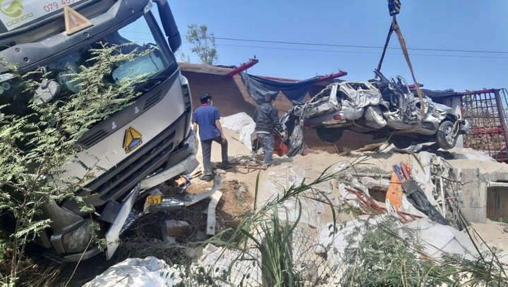 Gia Lai: Container chở cám lật đè lên xe ô tô, 1 người thiệt mạng - 1