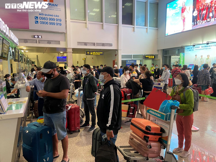 Ảnh: Hành khách vạ vật ở sân bay Tân Sơn Nhất vì máy bay bị trễ chuyến - 2