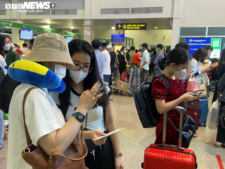 Ảnh: Hành khách vạ vật ở sân bay Tân Sơn Nhất vì máy bay bị trễ chuyến - 4