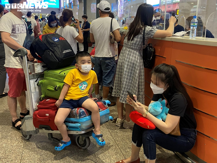 Ảnh: Hành khách vạ vật ở sân bay Tân Sơn Nhất vì máy bay bị trễ chuyến - 7