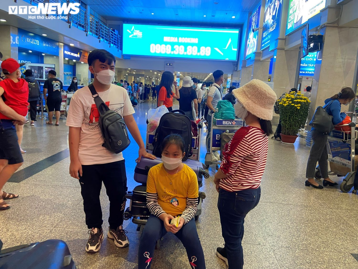 Ảnh: Hành khách vạ vật ở sân bay Tân Sơn Nhất vì máy bay bị trễ chuyến - 6