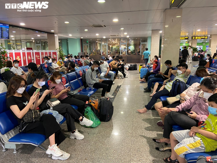Ảnh: Hành khách vạ vật ở sân bay Tân Sơn Nhất vì máy bay bị trễ chuyến - 9