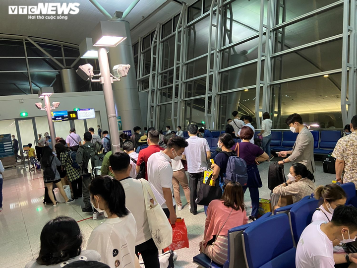Ảnh: Hành khách vạ vật ở sân bay Tân Sơn Nhất vì máy bay bị trễ chuyến - 10
