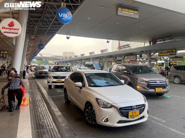 Ảnh: Hành khách vạ vật ở sân bay Tân Sơn Nhất vì máy bay bị trễ chuyến - 1