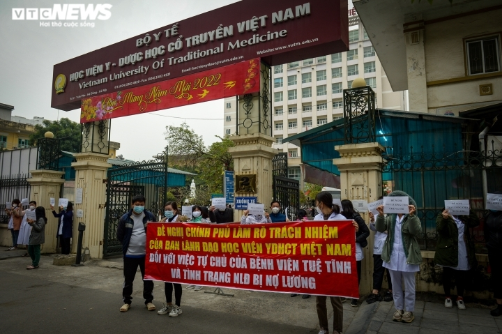 Nhân viên Bệnh viện Tuệ Tĩnh đã nhận được lương bị nợ - 1