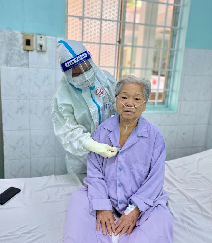 Nữ điều dưỡng ở lại chăm sóc F0 dịp Tết: Coi bệnh nhân như người thân - 2