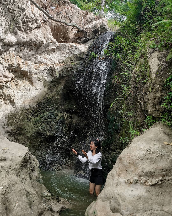 Dòng suối có 1-0-2 chỉ sâu tầm 5cm, nằm giữa đồi cát và rừng rậm đẹp như tranh - 11