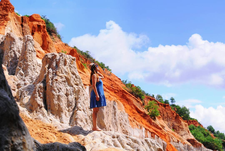 Dòng suối có 1-0-2 chỉ sâu tầm 5cm, nằm giữa đồi cát và rừng rậm đẹp như tranh - 12