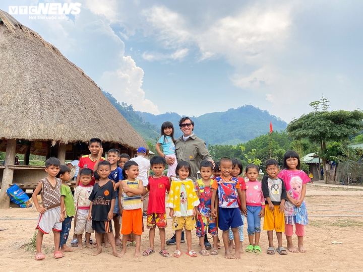 Hành trình thiện nguyện từ mùa lũ đến mùa dịch của cặp vợ chồng Thụy Điển - 9