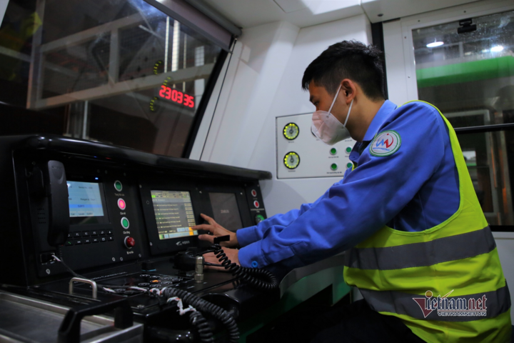 Theo chân kỹ sư chui gầm ‘soi’ tàu Cát Linh - Hà Đông - 5