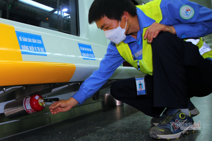Theo chân kỹ sư chui gầm ‘soi’ tàu Cát Linh - Hà Đông - 9