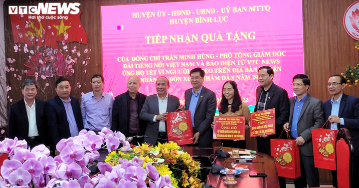 Lãnh đạo Đài Tiếng nói Việt Nam tặng quà người nghèo ở Hà Nam - 1