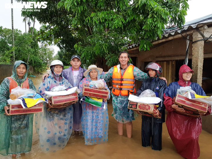 Hành trình thiện nguyện từ mùa lũ đến mùa dịch của cặp vợ chồng Thụy Điển - 4
