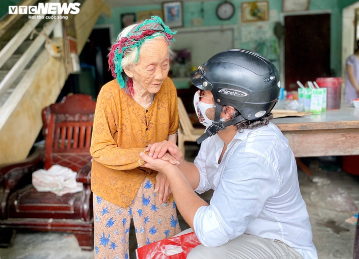 Hành trình thiện nguyện từ mùa lũ đến mùa dịch của cặp vợ chồng Thụy Điển - 3