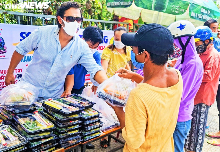 Hành trình thiện nguyện từ mùa lũ đến mùa dịch của cặp vợ chồng Thụy Điển - 8