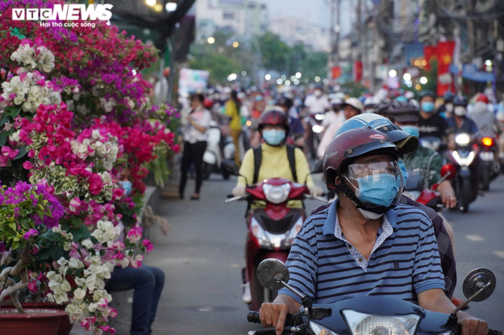 Ảnh: Chợ hoa 'Trên bến dưới thuyền' ở TP.HCM nhộn nhịp ngày giáp Tết - 6