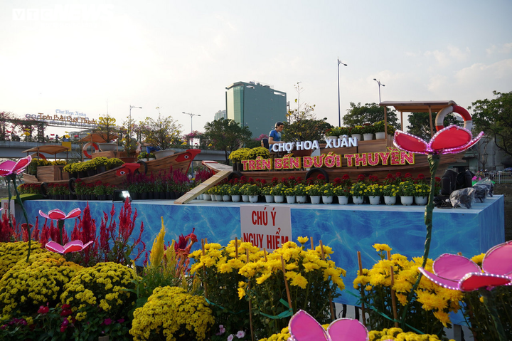 Ảnh: Chợ hoa 'Trên bến dưới thuyền' ở TP.HCM nhộn nhịp ngày giáp Tết - 3