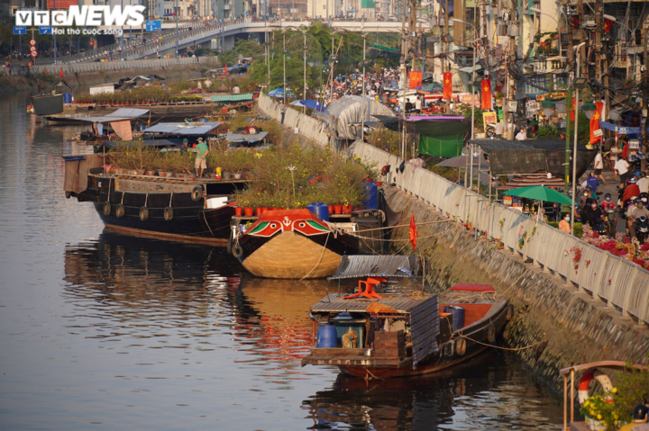 Ảnh: Chợ hoa 'Trên bến dưới thuyền' ở TP.HCM nhộn nhịp ngày giáp Tết - 11