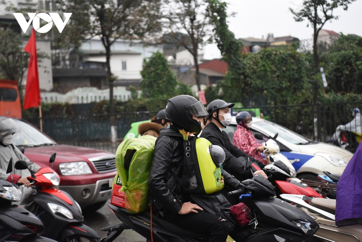 Ngày đầu nghỉ Tết: Người dân đội mưa, hối hả về quê ăn Tết - 12