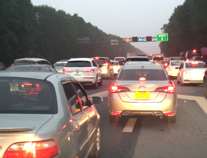 5 ô tô tông liên hoàn, cao tốc Pháp Vân - Cầu Giẽ tắc dài từ sáng sớm - 2