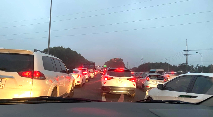 5 ô tô tông liên hoàn, cao tốc Pháp Vân - Cầu Giẽ tắc dài từ sáng sớm - 3